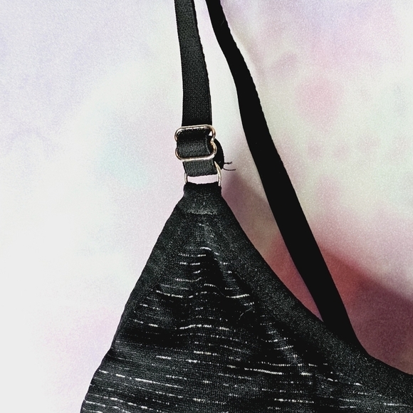 Move by Ardene Black & White Pinstripe Lightweight Strappy Sports Bra Size M-L - Picture 4 of 6